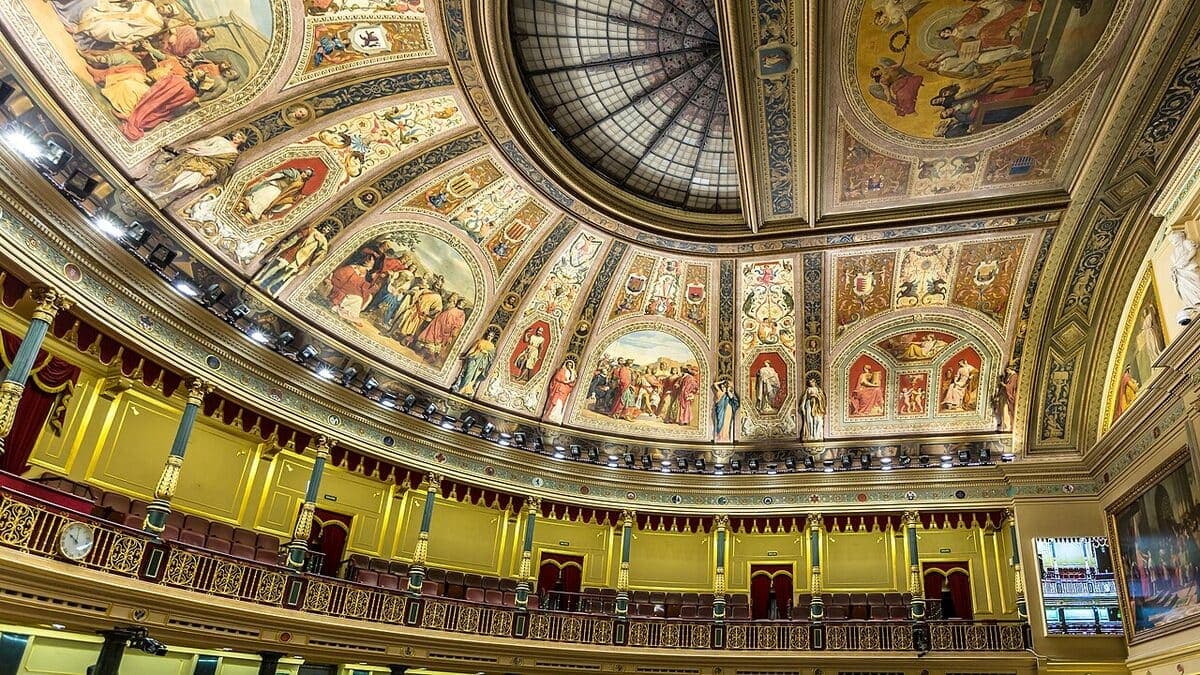 Interior del hemiciclo del Congreso de los Diputados con la cúpula y las tribunas